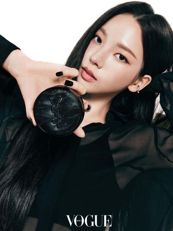 Sang leader, Karina, terlihat elegan dengan sleek hair serta makeup minimalis. Ia pun memperlihatkan salah satu cushion koleksi terbaru dari YSL Beauty dengan packaging berwarna hitam./ Foto: instagram.com/voguekorea