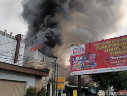 Toko Maju Jalan Veteran Solo Kebakaran, 3 Damkar Diterjunkan
