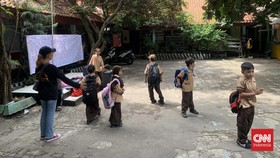 Ada Kabar Digusur Minggu Subuh, Ortu dan Siswa Menginap di SDN Pocin 1
