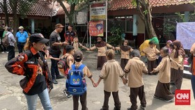 Murid SDN Pondok Cina 1 Depok Kembali Belajar Tanpa Guru