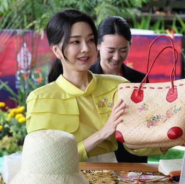 7 Potret Kim Keon Hee Ibu Negara Korsel Cantik & Stylish nan Kontroversial