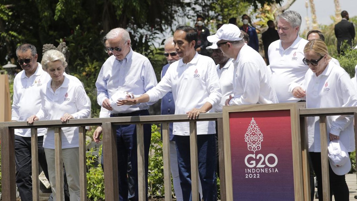 FOTO: Jokowi Ajak Pemimpin G20 'Nyangkul' di Bali