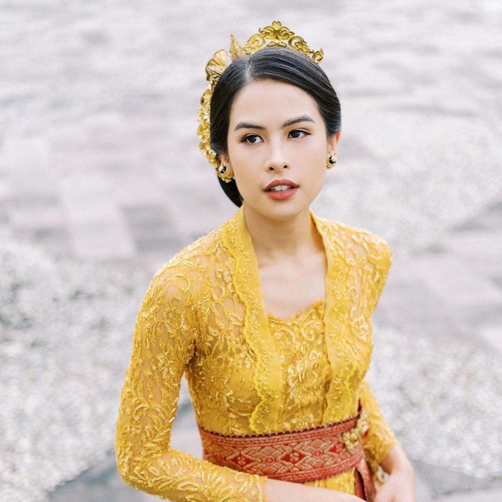 <p>Maudy Ayunda juga melakukan sesi pemotretan bersama Gusmank Bali Wedding Photographer ketika memamerkan outfit kebaya rancangan desainer Didiet Maulana. (Foto: Instagram @maudyayunda by @gusmankphotography)</p>