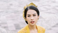 <p>Maudy Ayunda juga melakukan sesi pemotretan bersama Gusmank Bali Wedding Photographer ketika memamerkan outfit kebaya rancangan desainer Didiet Maulana. (Foto: Instagram @maudyayunda by @gusmankphotography)</p>