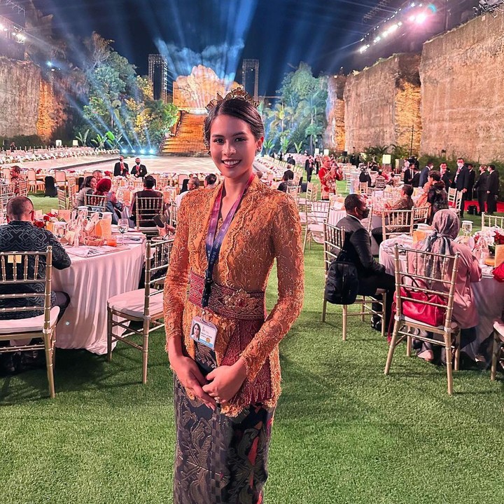 <p>Maudy Ayunda mengabadikan momen ketika ia menghadiri acara Welcome Dinner. Di pertemuan itu, ia tampil sangat anggun dalam balutan kebaya, Bunda. (Foto: Instagram @maudyayunda)</p>