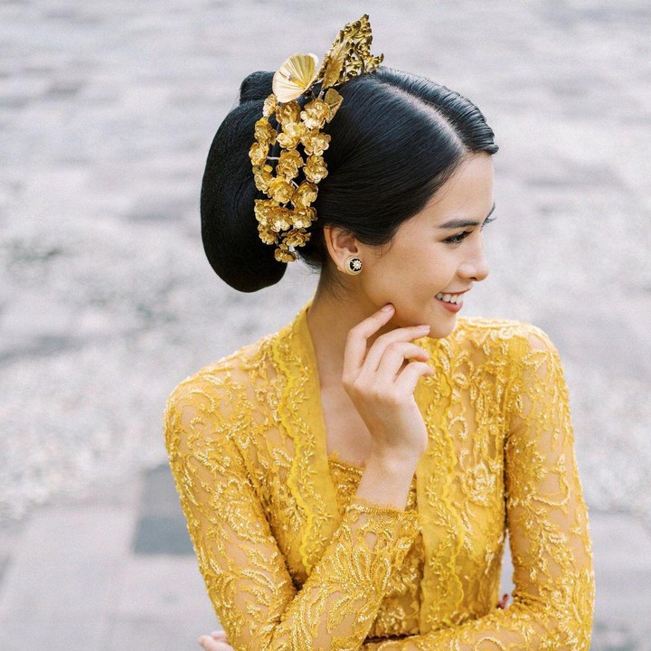 <p>Tak ketinggalan, rambut istri Jesse Choi itu dirias ke dalam gaya sanggul nan elegan. Ia juga mengenakan <em>headpiece</em> tradisional khas Pulau Dewata. (Foto: Instagram @maudyayunda by @gusmankphotography)</p>