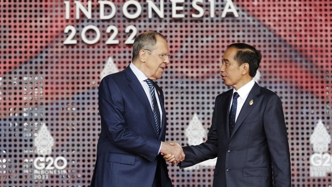 Menlu Rusia Sergei Lavrov memuji Indonesia yang tak ikut-ikutan menjatuhkan sanksi dan embargo terhadap Moskow terkait invasi di Ukraina.