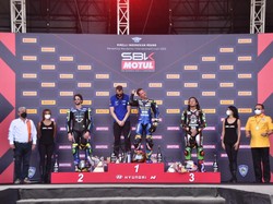 Momen Bamsoet Serahkan Trofi Juara Race 2 World Supersport di Mandalika