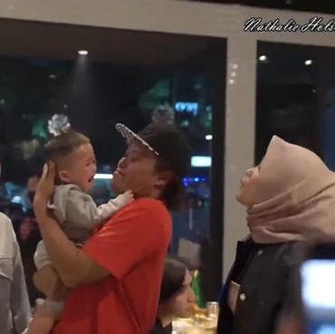 8 Momen Canggung Pertemuan Nathalie Holscher & Putri Delina di Ultah Sule