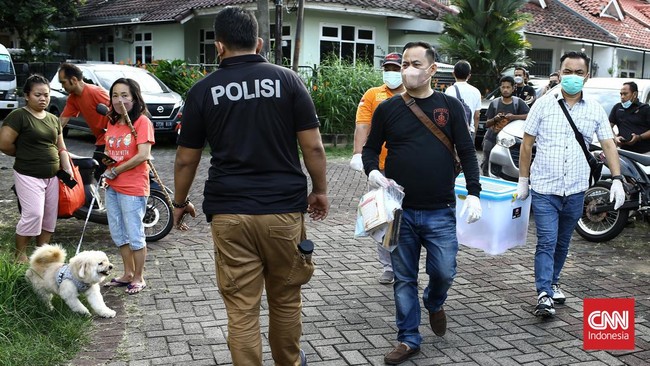 Sejumlah kejanggalan di balik kematian satu keluarga Kalideres diungkap polisi. Anak korban bahkan disebut sempat sisiri rambut ibunya yang sudah tewas.