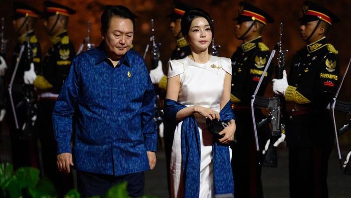 img-title Pesona Para Ibu Negara Pakai Kain Tenun di KTT G20! Elegan dan Stylish