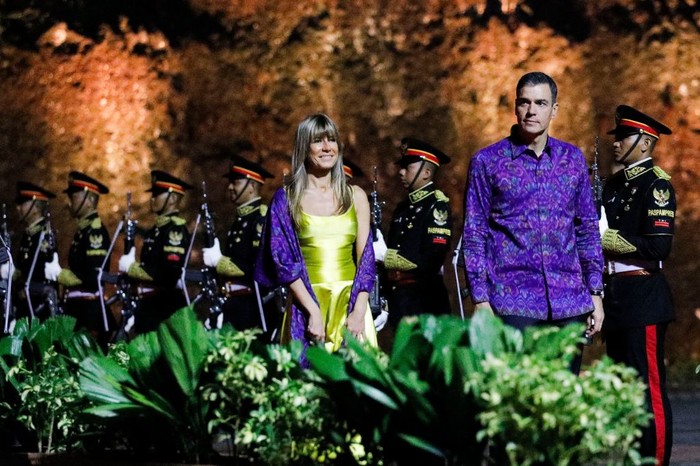 Selendang tenun juga turut melengkapi Maria Begona Gomez Fernandez yang memakai gaun warna lime metallic. Foto: Willy Kurniawan/AFP/Pool/Getty Images