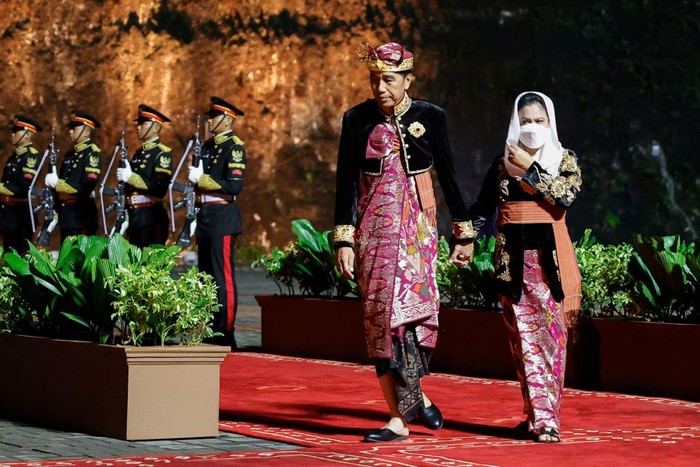 Baju tradisional Bali jadi pilihan Presiden Jokowi dan Iriana di gala dinner G20. Foto: Willy Kurniawan/AFP/Pool/Getty Images