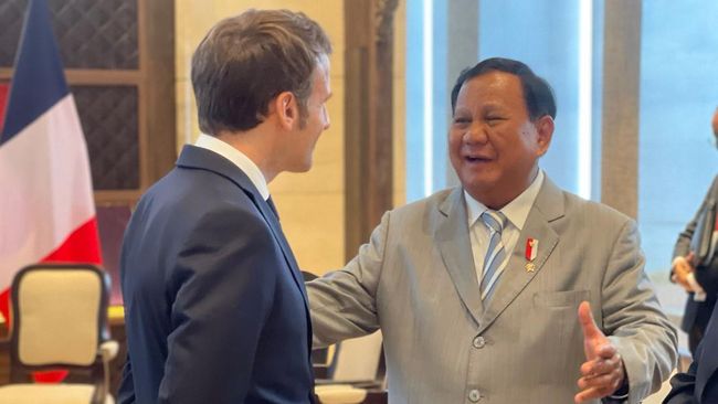 Menhan Prabowo Subianto memamerkan pertemuan dengan Presiden Prancis, Emmanuel Macron. Ia memamerkan momen itu melalui foto dengan keterangan berbahasa Prancis.