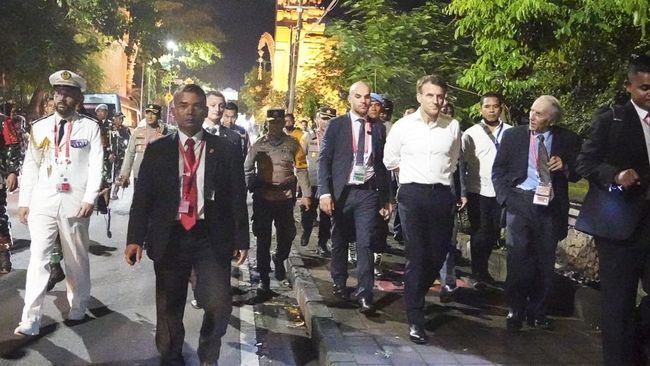 Presiden Prancis Emmanuel Macron terekam sempat menyapa warga Bali usai acara Gala Dinner. Ia berjalan kaki sepanjang 2 KM.