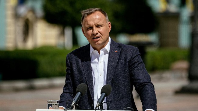 Presiden Polandia Andrzej Duda kena prank dua pelawak Rusia yang berhasil meneleponnya dan berpura-pura sebagai Presiden Prancis Emmanuel Macron.