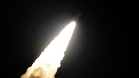 FOTO: Roket Raksasa NASA Meluncur, Manusia Segera Kembali ke Bulan!