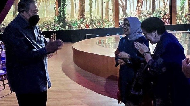 Ketum PDIP Megawati dan Ketua Majelis Tinggi Demokrat SBY tampak saling berhadapan dan melempar salam saat acara makan malam di KTT G20 di Bali.