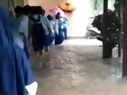 Siswa di Tulungagung Panik saat Air Banjir Masuk Lewat Jendela