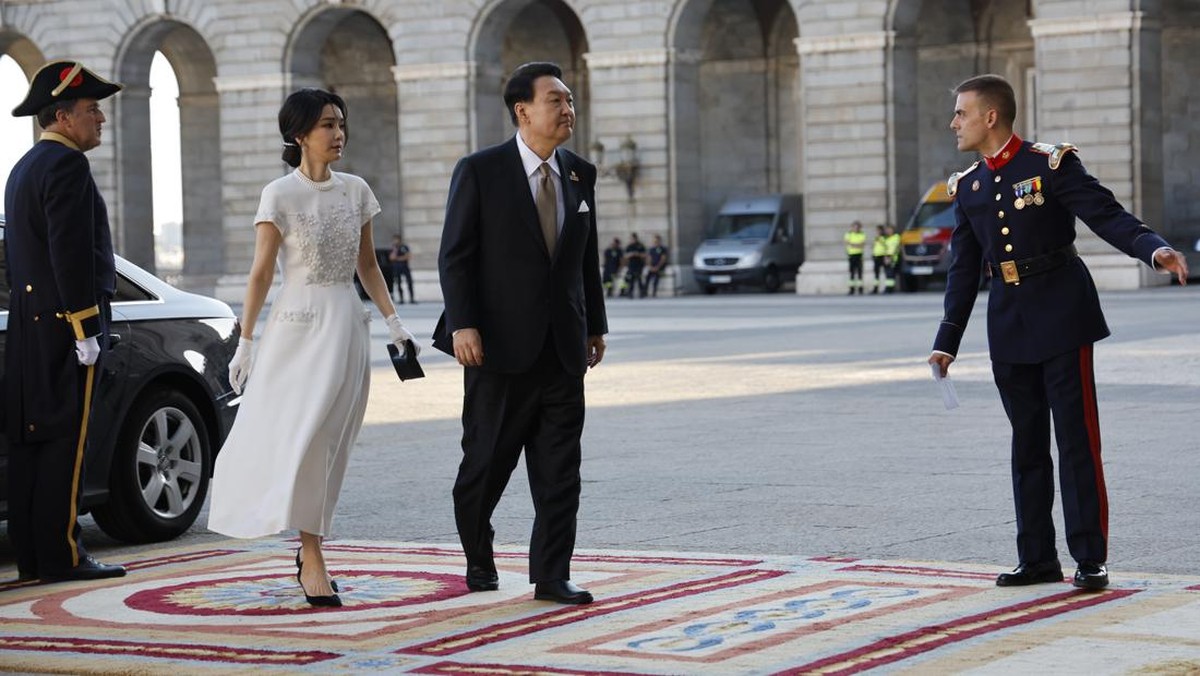 FOTO: Magnet Kim Keon Hee Istri Presiden Korsel Bikin Silau Netizen RI