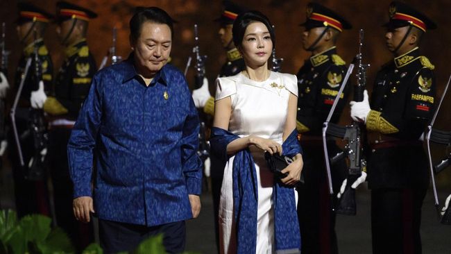Di usianya yang menginjak 50 tahun, ibu negara Korea Selatan Kim Keon Hee, masih saja terlihat segar. Ada beberapa cara untuk mendapatkan wajah awet muda.