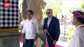 VIDEO: Detik-detik Biden Tersandung di Bali, Langsung Dibantu Jokowi