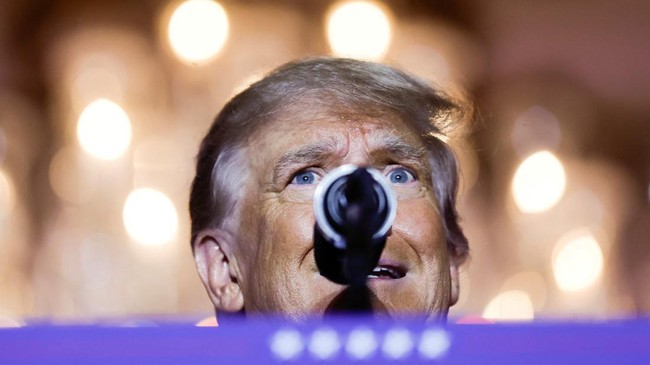 Gaya Donald Trump di Koleksi NFT, Tiru Superman hingga Astronaut Mantan Presiden AS Donald Trump merilis koleksi NFT dengan karakter yang mencontek Superman, sheriff, hingga astronaut.