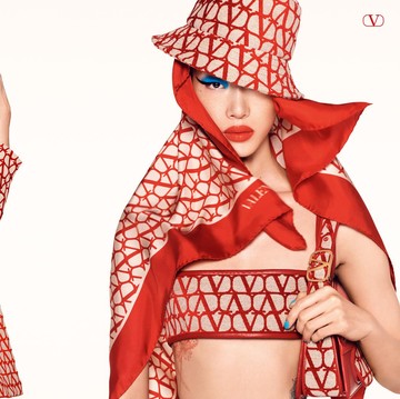 img-title Bergaya Logomania ala Koleksi Valentino Cruise 2023