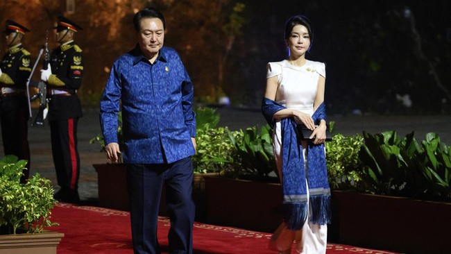Ibu negara Korea Selatan Kim Keon Hee terus menjadi sorotan saat mendampingi suaminya Presiden Yoon Suk Yeol dalam gelaran KTT G20 di Nusa Dua, Bali.
