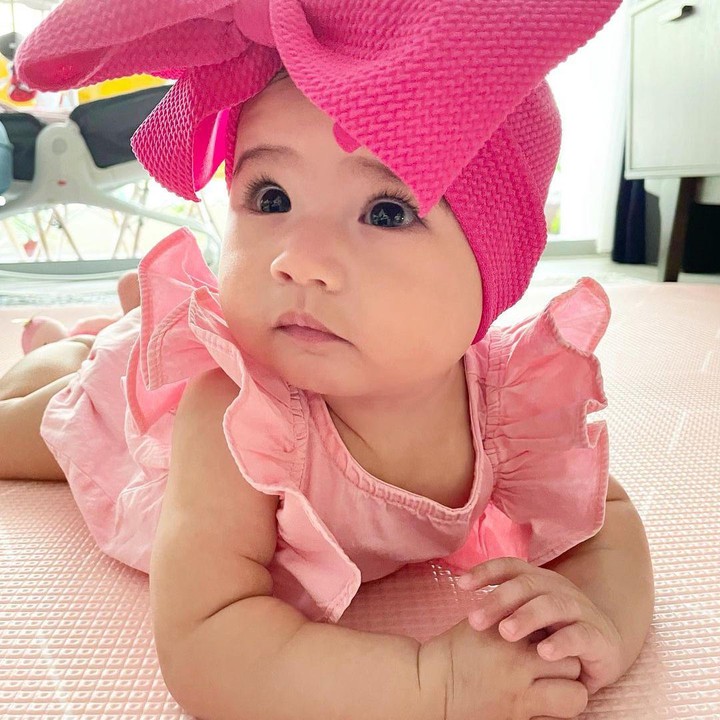 <p>Kita doakan semoga Millicent-Mae Bae Nainggolan tumbuh menjadi anak yang ceria, sehat, dan selalu membanggakan kedua orang tuanya ketika dewasa ya, Bunda. (Foto: @miss_adinda_mae dan @derbyromero)</p>