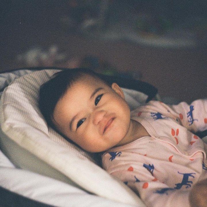 <p>Empat tahun setelah pernikahan, keduanya dikaruniai seorang anak perempuan bernama Millicent-Mae Bae Nainggolan. Bayi cantik ini lahir pada 20 Januari 2022 lalu, Bunda. (Foto: @miss_adinda_mae dan @derbyromero)<br /><br /><br /></p>