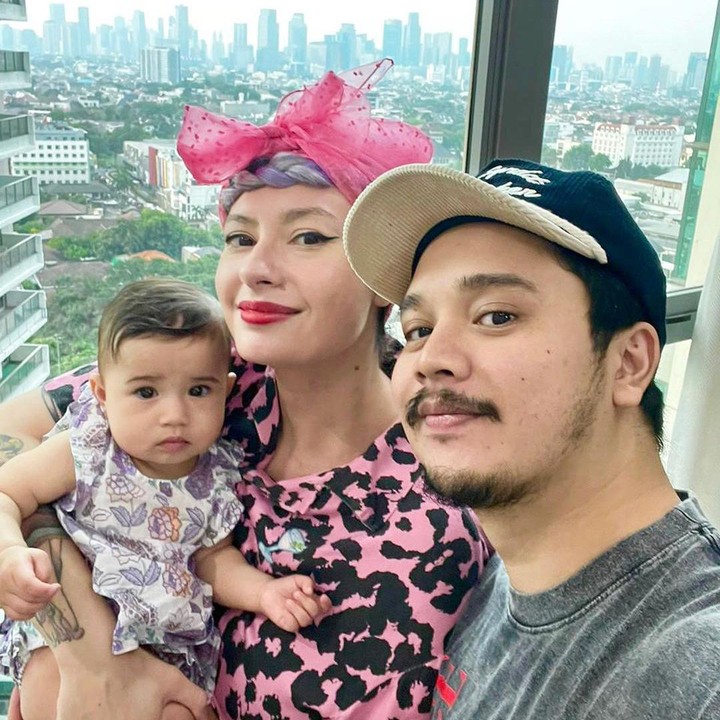 <p>Derby Romero menikah dengan Claudia Adinda di Bali pada 14 Oktober 2017 silam. Kini keduanya menjadi orang tua dari seorang putri cantik. (Foto: @miss_adinda_mae dan @derbyromero)<br /><br /><br /></p>