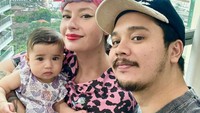<p>Derby Romero menikah dengan Claudia Adinda di Bali pada 14 Oktober 2017 silam. Kini keduanya menjadi orang tua dari seorang putri cantik. (Foto: @miss_adinda_mae dan @derbyromero)<br /><br /><br /></p>