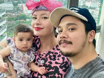 7 Potret Terbaru Anak Perempuan Derby Romero, Berwajah Bule Seperti Sang Ibunda