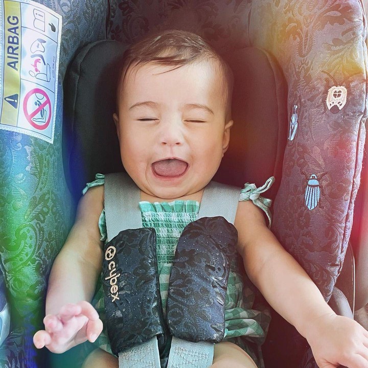 <p>Baik Derby maupun sang istri, pasangan ini kerap membagikan potret bayi mereka, Bunda. Dalam potret yang dibagikan, Millicent-Mae Bae Nainggolan tampaknya sering diajak keluar rumah untuk liburan atau jalan-jalan bersama keduanya orang tuanya nih, Bunda. (Foto: @miss_adinda_mae dan @derbyromero)<br /><br /><br /></p>