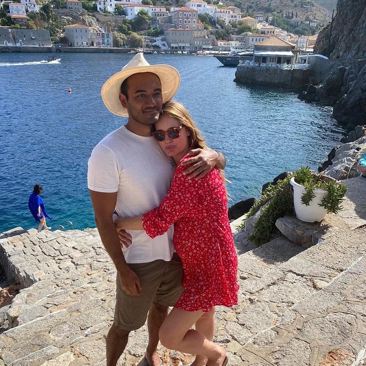<p>Melalui media sosial Instagram, Ario Bayu juga terhitung sering menguggah potretnya bersama sang istri. Momen yang ia bagikan pun terlihat manis. (Foto: Instargram @bayu_ario)<br /><br /><br /></p>