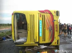 Bus Rombongan Paskibraka Asal Sumsel Terbalik di Tol, Begini Kondisi 14 Korban