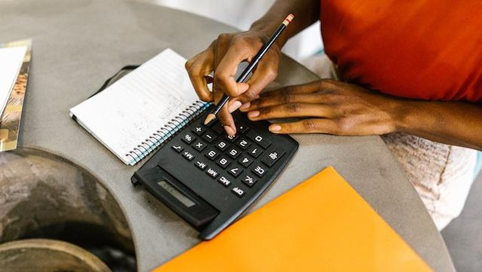 Cara mengatur keuangan agar tidak berutang/Foto: Pexels/RODNAE Productions