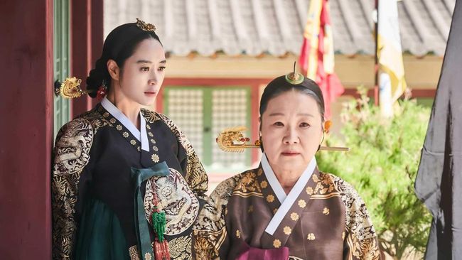 Sinopsis Under the Queen's Umbrella menceritakan bukti perjuangan ibu untuk masa depan sang anak. Drama ini tayang setiap akhir pekan.