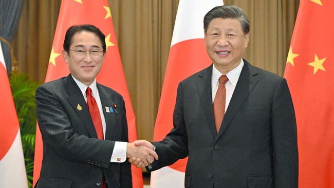 PM Jepang Fumio Kishida blak-blakan soal kekhawatiran terhadap keamanan regional saat bertemu Presiden China Xi Jinping di KTT APEC di Thailand.