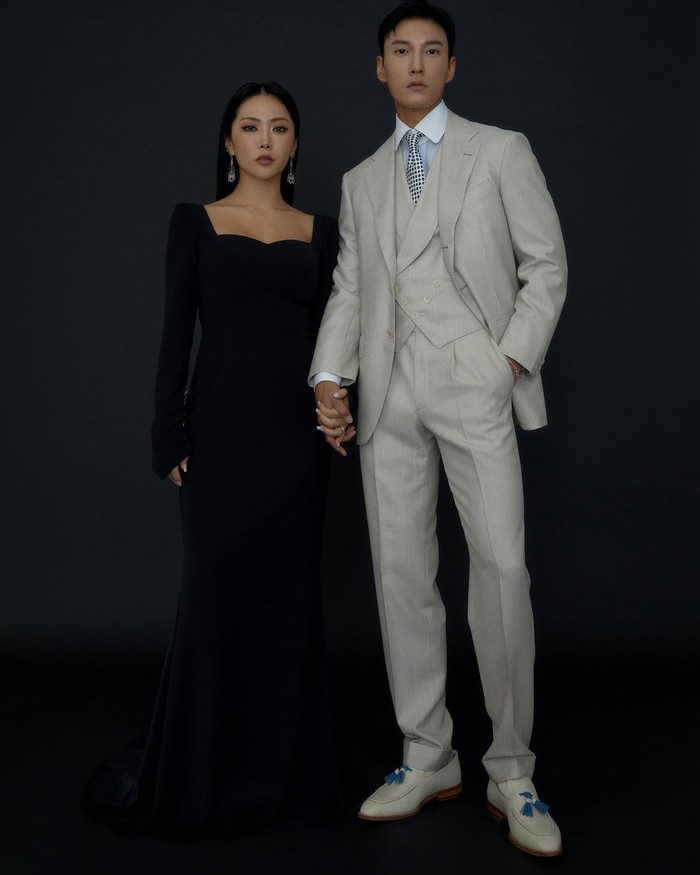 Honey J dan suami juga pamerkan kemesraan dengan gaun malam yang mewah. Kali ini, gaun tersebut berwarna hitam yang dikombinasikan dengan jas berwarna krem./ Foto: instagram.com/__honey.j__/