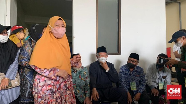 Istri dan Ibunda dari Bechi terdakwa pemerkosaan santriwati mendatangi PN Surabaya jelang sidang pembacaan vonis bagi anak Kiai Jombang itu.
