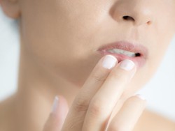 Banyak Wanita yang Keluhkan Bibir Menghitam Setelah Pakai Lip Oil Ini