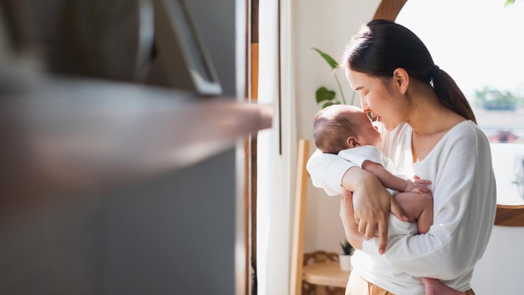 Ilustrasi Berat Badan Normal Bayi Menurut WHO Young Asian mother holding her newborn baby in bedroom