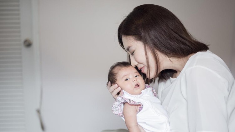 Ilustrasi Berat Badan Normal Bayi Menurut WHO Beautiful woman holding a newborn baby in her arms