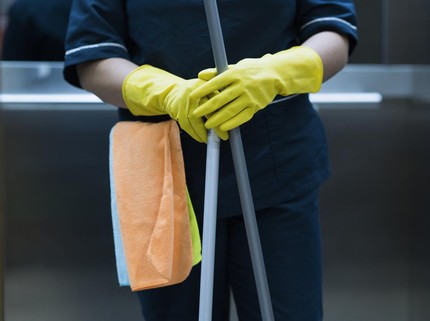 Terpopuler: Kisah Ayah Cleaning Service Tak Libur 27 Th Demi Anak Jadi Dokter