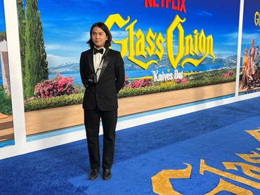 img-title Penampilan Iqbaal di Premier 'Glass Onion: A Knives Out Mystery' Jadi Sorotan
