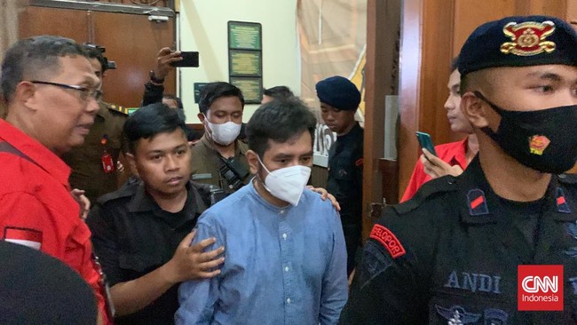 Bechi, anak kiai Jombang hanya dijatuhi hukuman tujuh tahun penjara di kasus pencabulan santriwati. Jauh lebih ringan dari tuntutan JPU.