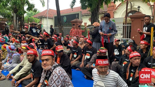 Jelang vonis kasus kekerasan seksual Bechi, kelompok massa simpatisan anak Kiai Jombang itu memadati depan PN Surabaya.