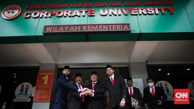 Kekuatan lini pertahanan Timnas Indonesia bisa jadi mengerikan setelah Jordi Amat dan Sandy Walsh resmi jadi WNI.